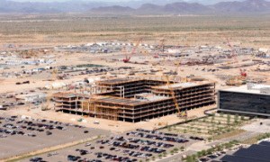 Công trường nhộn nhịp giữa vùng đất sa mạc. Ảnh: Nikkei Asia