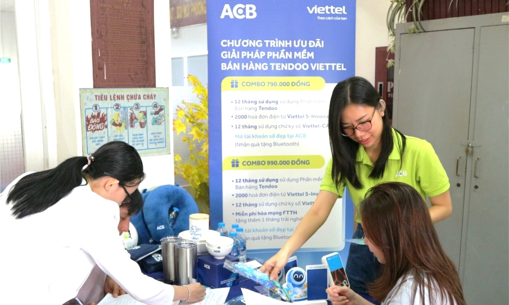 Nhân viên ACB đang hướng dẫn khách hàng chuyển đổi từ thuế khoán sang kê khai - Ảnh minh họa.