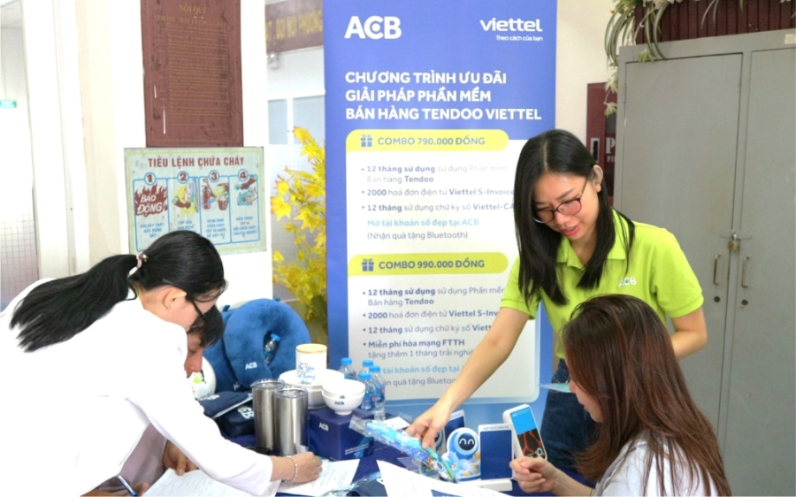 Nhân viên ACB đang hướng dẫn khách hàng chuyển đổi từ thuế khoán sang kê khai - Ảnh minh họa.