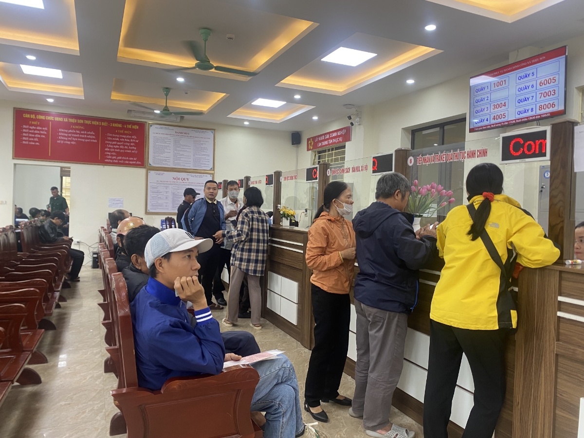 Mỗi ngày, Trung tâm Phục vụ hành chính công xã Triệu Sơn tiếp nhận từ 250 đến 300 lượt người dân đến giải quyết thủ tục