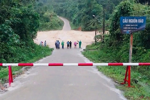 Nước dâng cao gây chia cắt cục bộ nhiều tuyến đường tại các xã miền núi tỉnh Quảng Trị