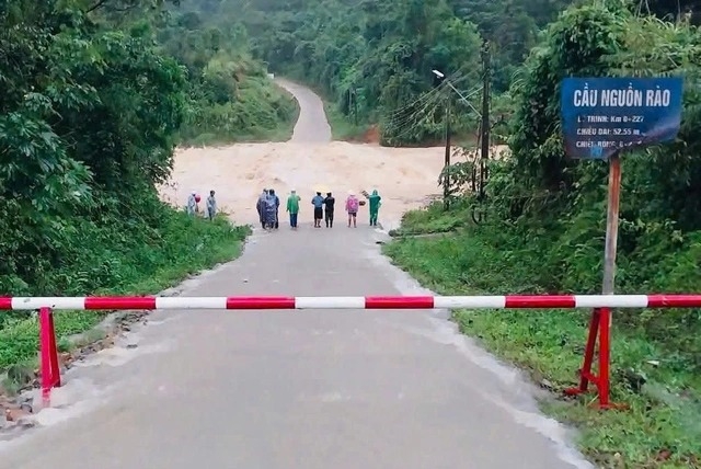 Nước dâng cao gây chia cắt cục bộ nhiều tuyến đường tại các xã miền núi tỉnh Quảng Trị