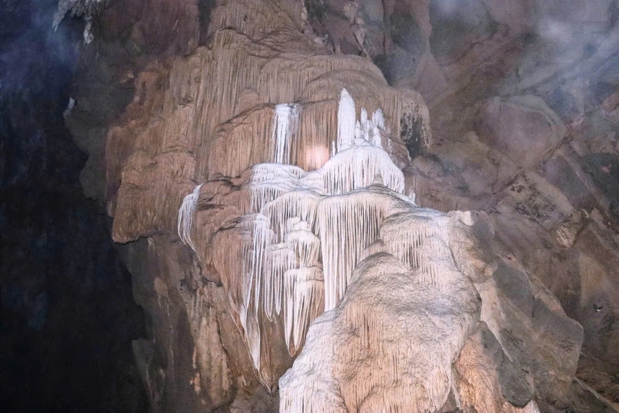 Thạch nhũ trong hang Nàng Mọn