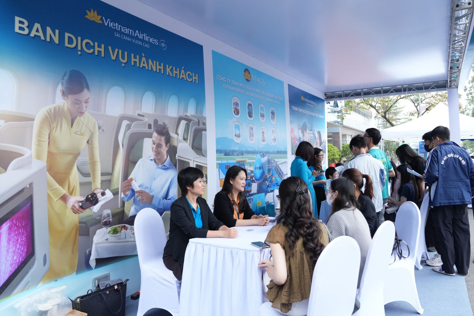 Vietnam Airlines tổ chức thành công Ngày hội việc làm 2025 lần đầu tiên - Ảnh 9