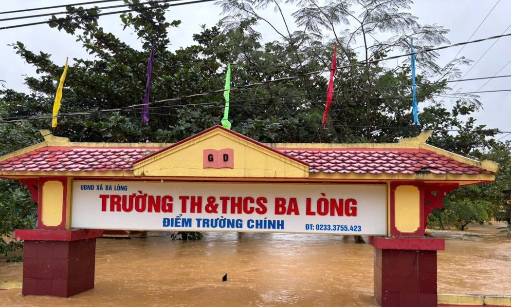 Nước lũ dâng cao, gây ngập nhiều nhà dân, giao thông bị chia cắt tại xã Ba Lòng, tỉnh Quảng Trị