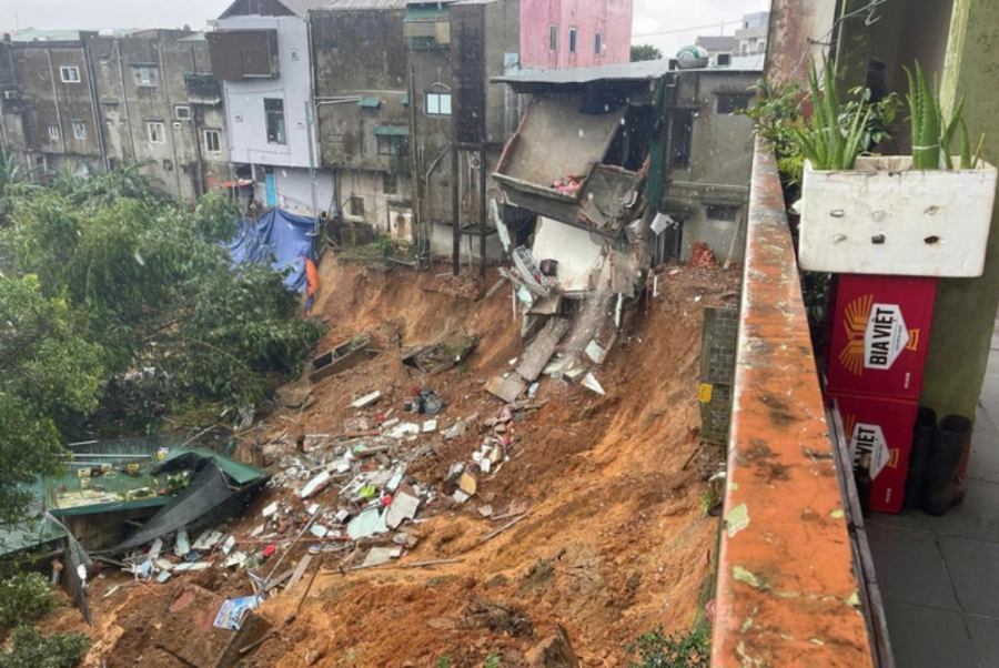 Sạt lở làm sập nhà dân ở xã Khe Sanh, đe dọa nhiều căn nhà khác trong khu vực