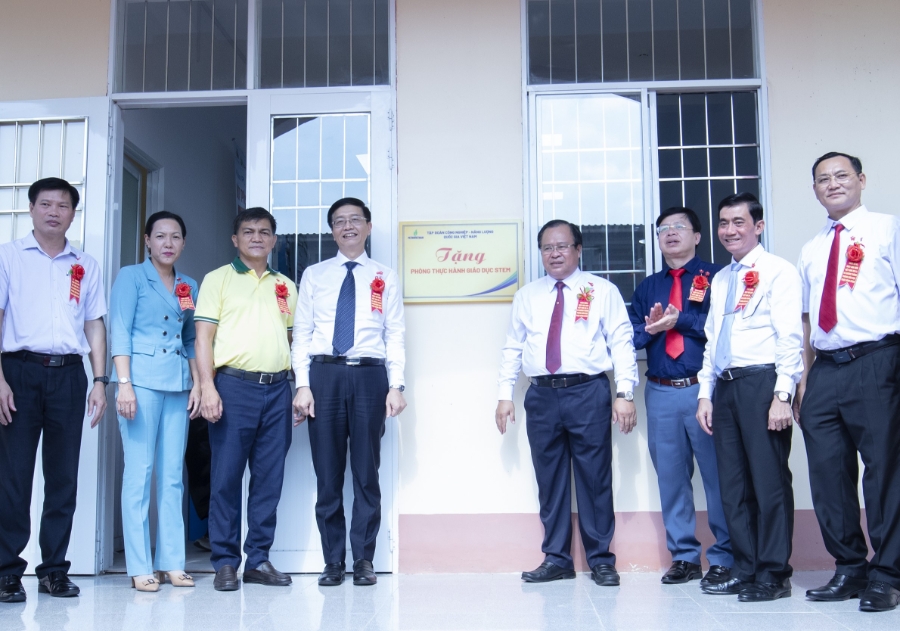 Đại diện lãnh đạo tỉnh Cà Mau, lãnh đạo Petrovietnam và các đại biểu thực hiện nghi thức khánh thành, chính thức bàn giao phòng học STEM trị giá hơn 3 tỷ đồng cho trường THPT Võ Văn Kiệt.