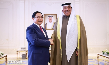 Thủ tướng Phạm Minh Chính và Hoàng Thái tử Kuwait Sheikh Sabah Al-Khaled Al-Hamad Al-Sabah. Ảnh: TTXVN.