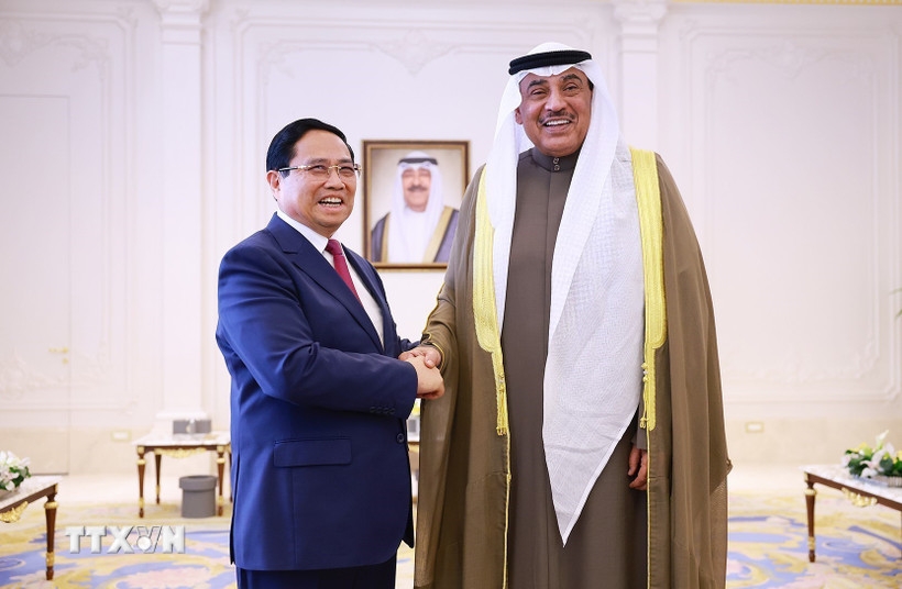 Thủ tướng Phạm Minh Chính và Hoàng Thái tử Kuwait Sheikh Sabah Al-Khaled Al-Hamad Al-Sabah. Ảnh: TTXVN.