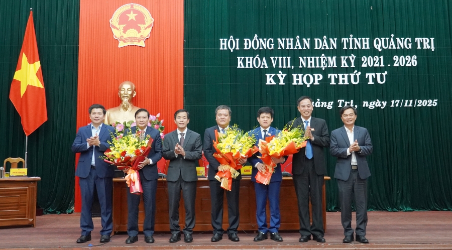 Thường trực Tỉnh ủy Quảng Trị tặng hoa chúc mừng các đồng chí nhận nhiệm vụ mới  