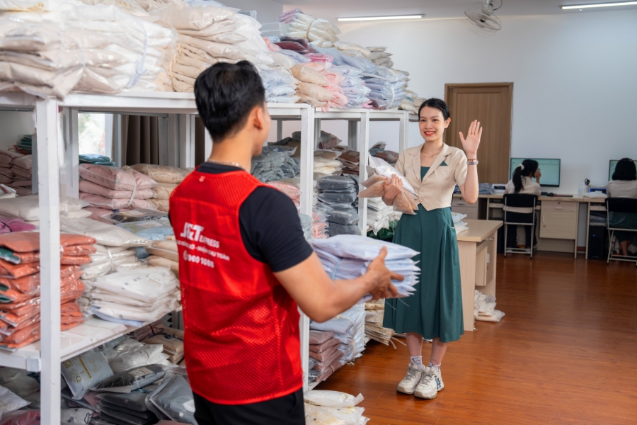 J&T Express luôn là đối tác đáng tin cậy đồng hành cùng doanh nghiệp trong việc vận chuyển hàng hóa nhanh chóng đến tay người tiêu dùng.