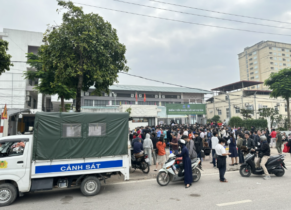 Đông đảo người dân đến nộp hồ sơ đăng ký mua và thuê mua nhà ở xã hội CT3 Kim Chung 