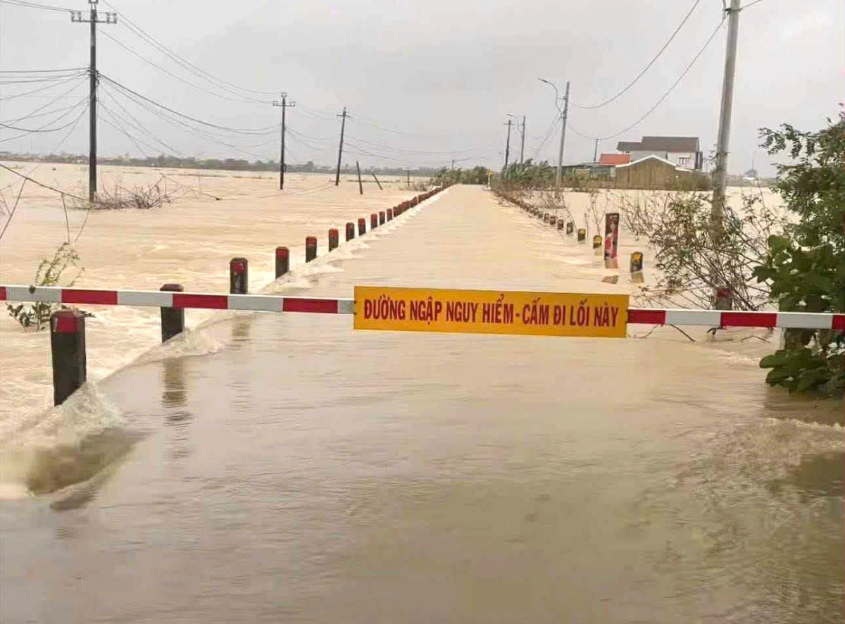 Một tuyến đường ở xã Quảng Điền nước chảy xiết được rào chắn phương tiện, không lưu thông.