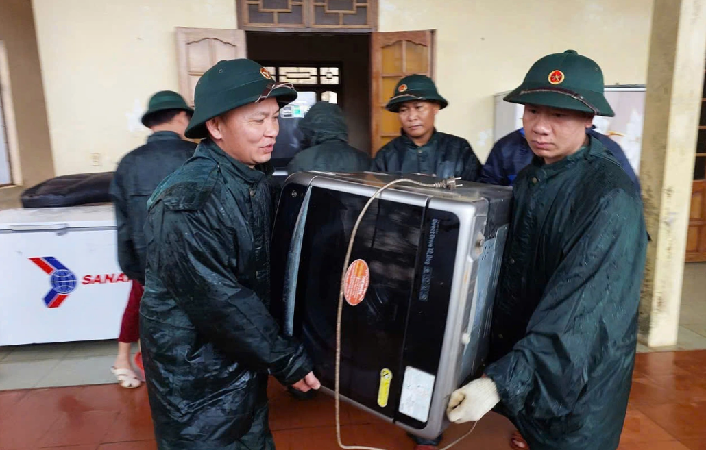 Lực lượng chức năng hỗ trợ các hộ dân di dời tài sản