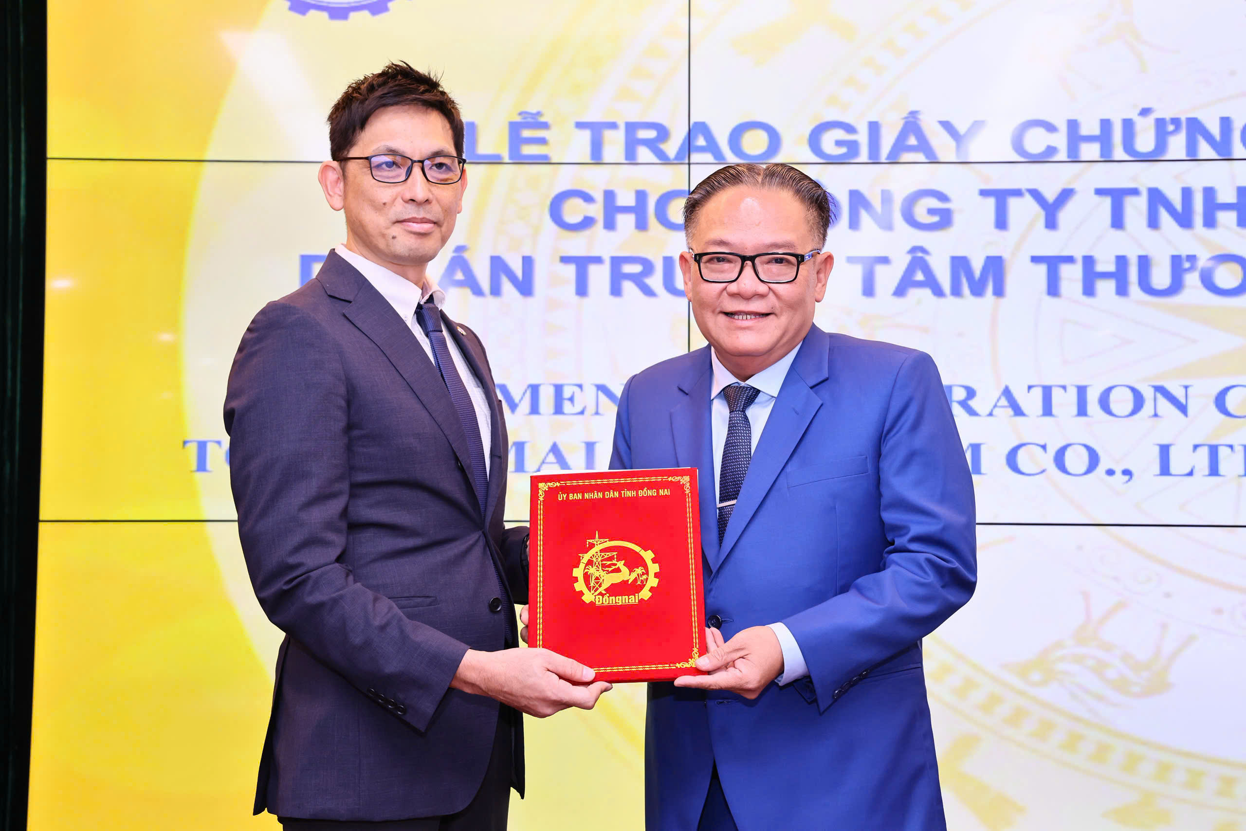 Tỉnh ủy viên, Phó Chủ tịch UBND tỉnh Đồng Nai Nguyễn Kim Long trao Giấy chứng nhận đăng ký đầu tư cho nhà đầu tư. 