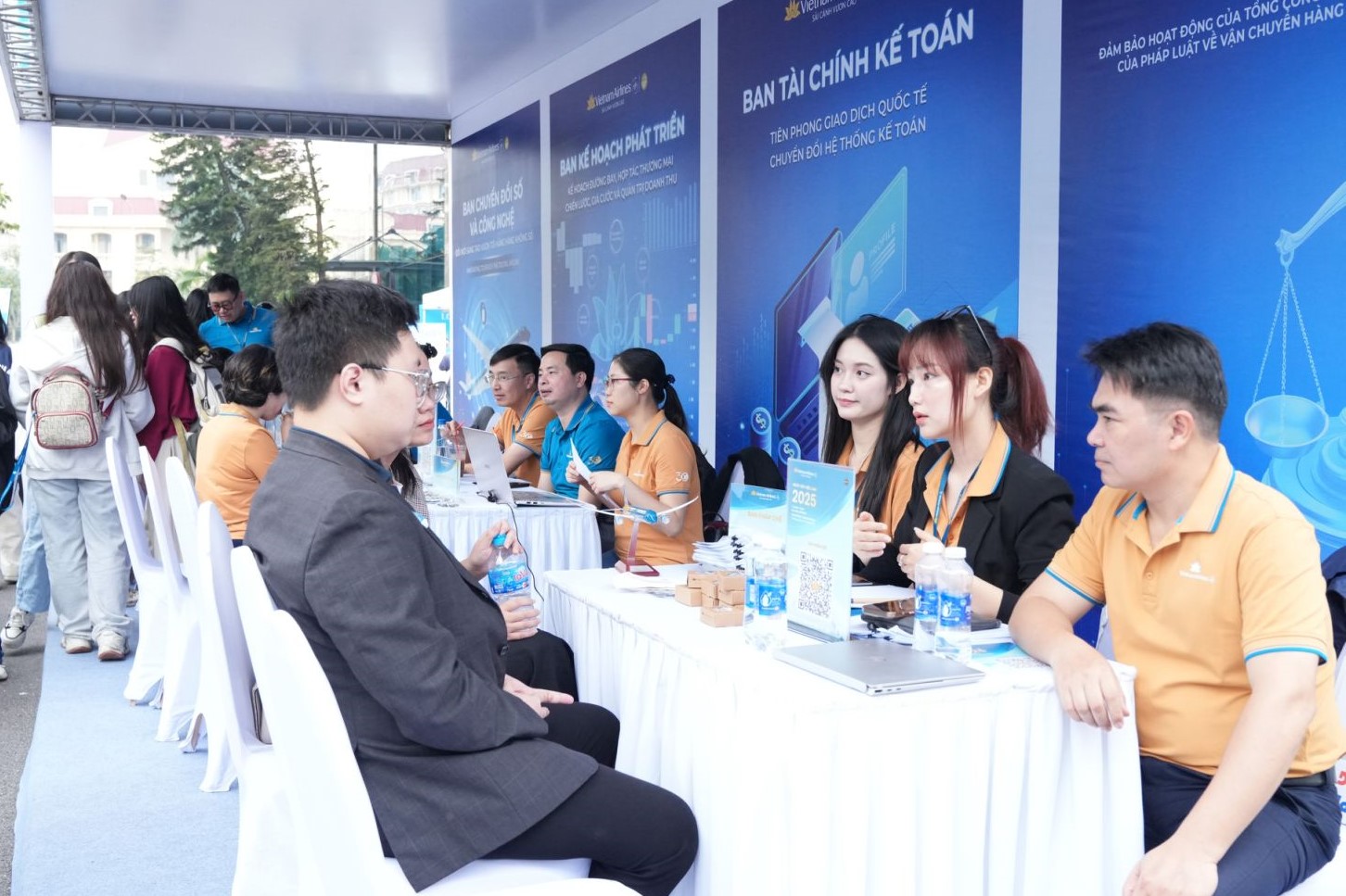 Vietnam Airlines tổ chức thành công Ngày hội việc làm 2025 lần đầu tiên - Ảnh 7