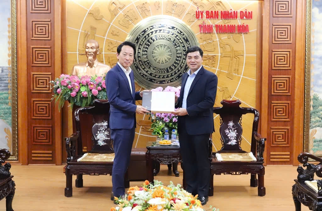 Đại diện đoàn công tác trao quà lưu niệm tới tỉnh Thanh Hóa. Ảnh: Xuân Nghĩa