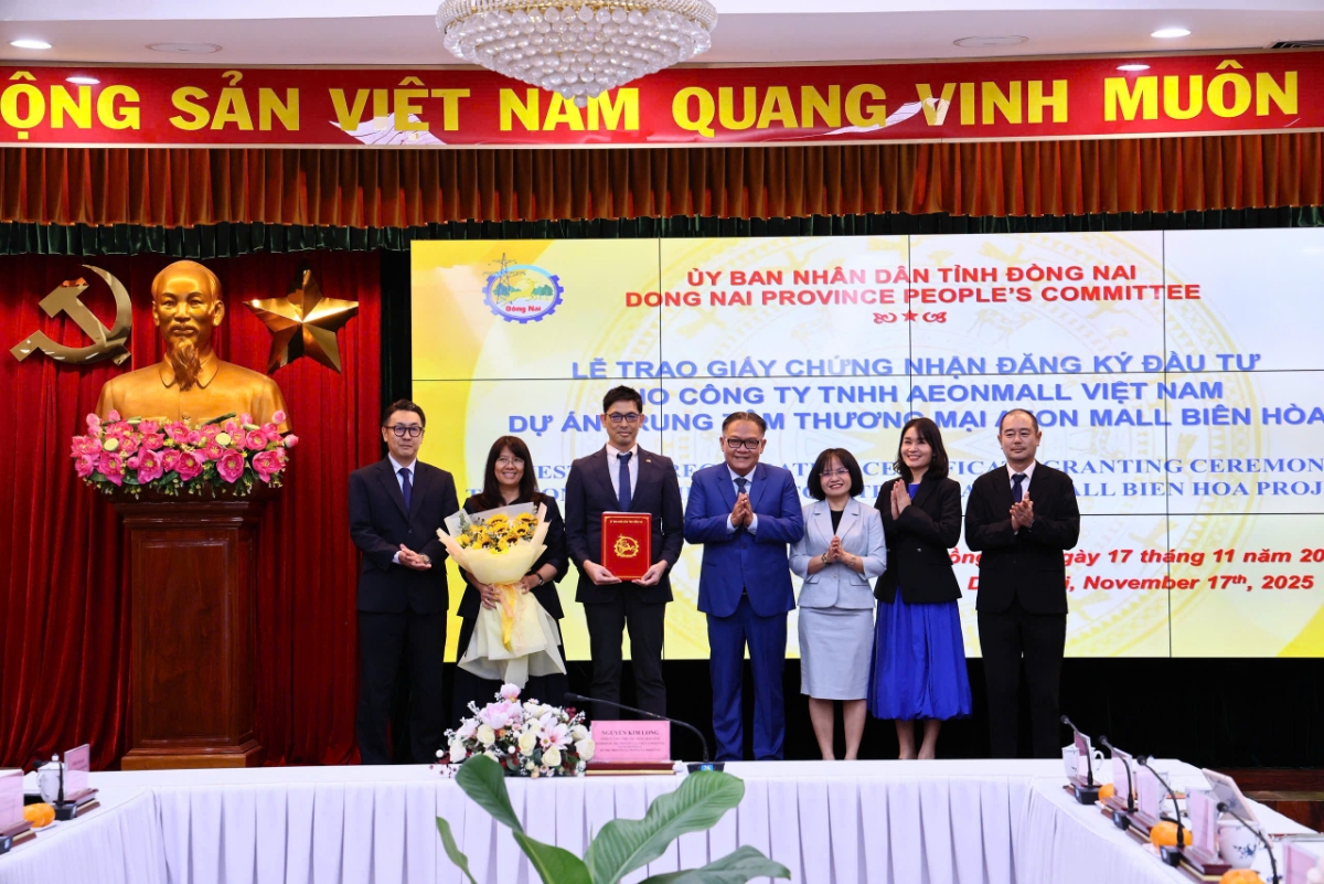 Lãnh đạo tỉnh Đồng Nai và nhà đầu tư tại buổi lễ trao giấy chứng nhận đầu tư.