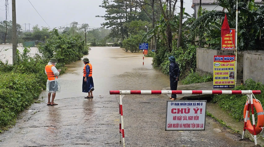 Lực lượng chức năng cắm biển cảnh báo người dân không đi qua các vùng ngập sâu&nbsp;