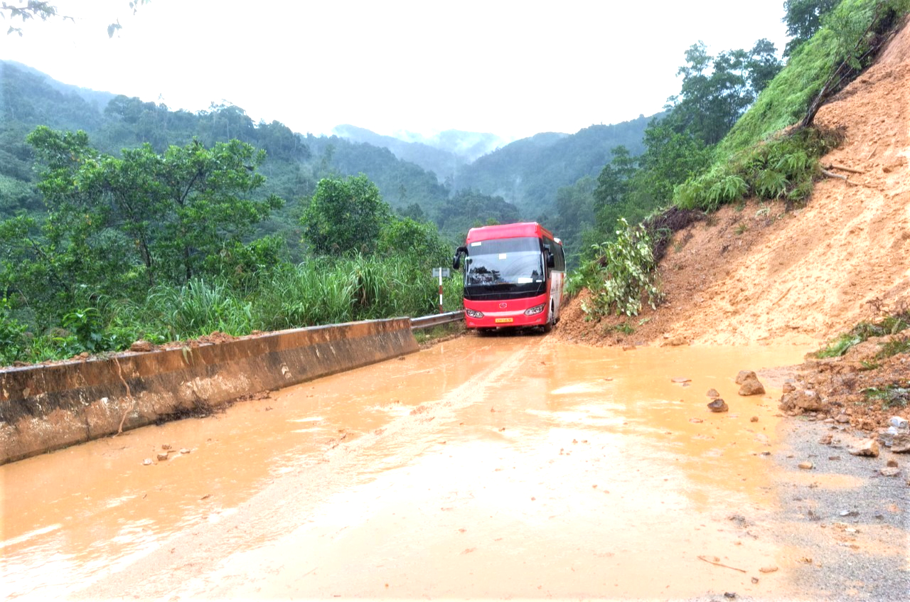 Sạt lở tại Km 67+800 trên tuyến quốc lộ 49