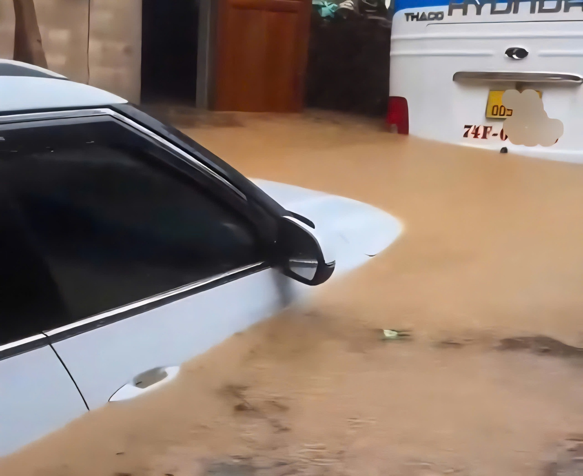 Nước tràn vào nhà ngập sâu