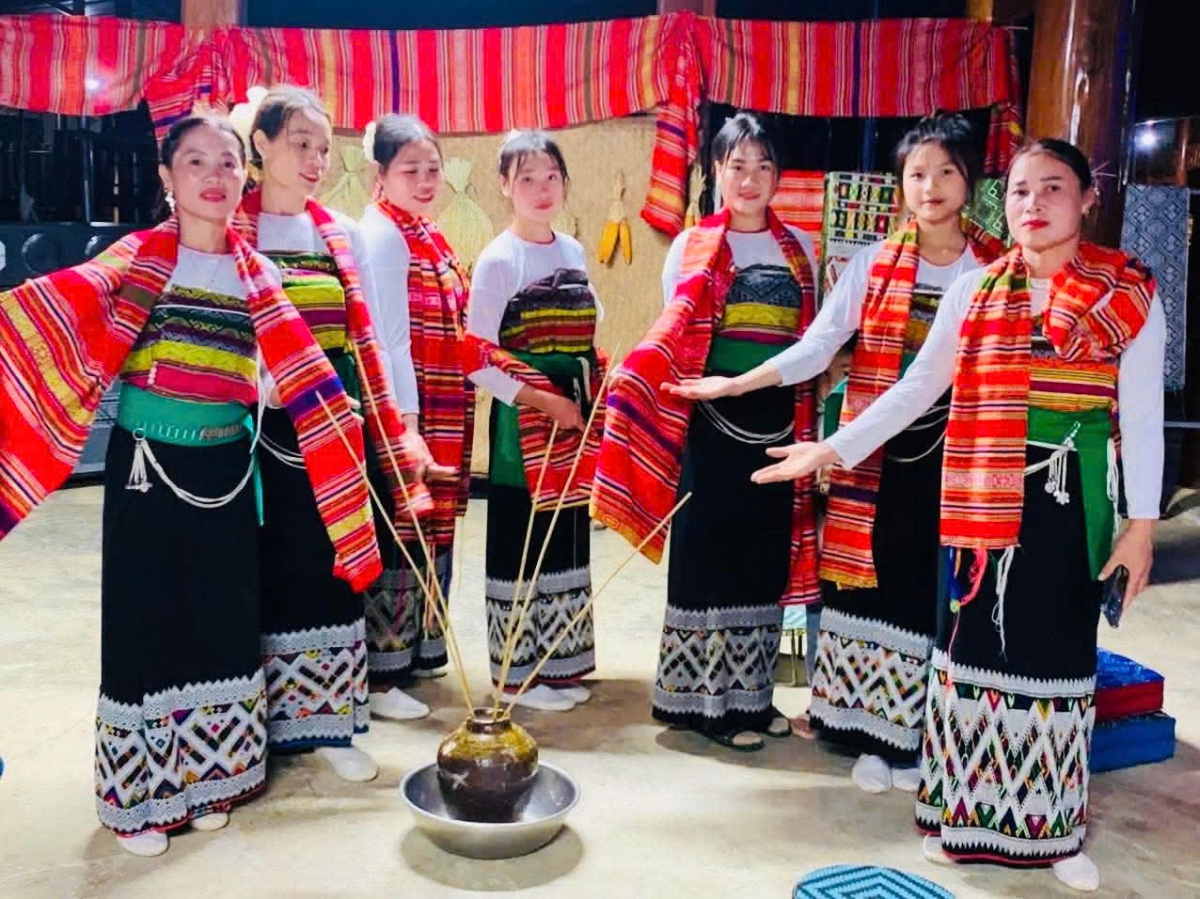 Thiên Phủ phát triển hạ tầng du lịch gắn với bản sắc dân tộc và đào tạo nhân lực tại chỗ,