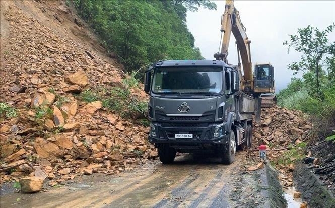 Máy móc, phương tiện được huy động để thông đường tại các điểm sạt lở trên đườngm Hồ Chí Minh nhanh Tây đoạn qua địa bàn tỉnh Quảng Trị