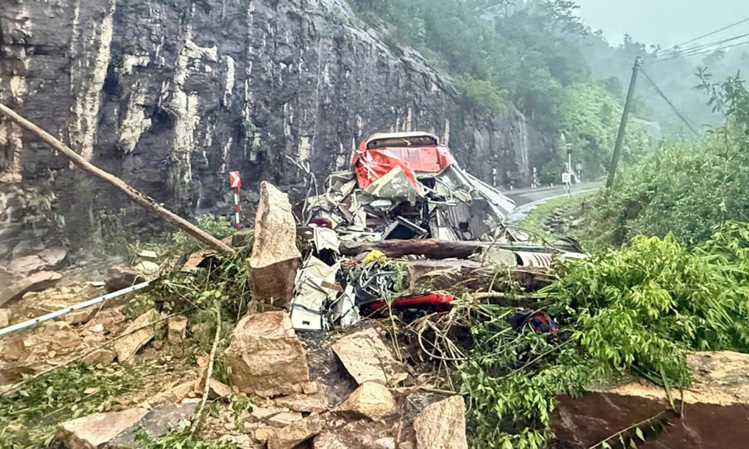 Thủ tướng yêu cầu khẩn trương khắc phục sự cố sạt lở đất tại đèo Khánh Lê