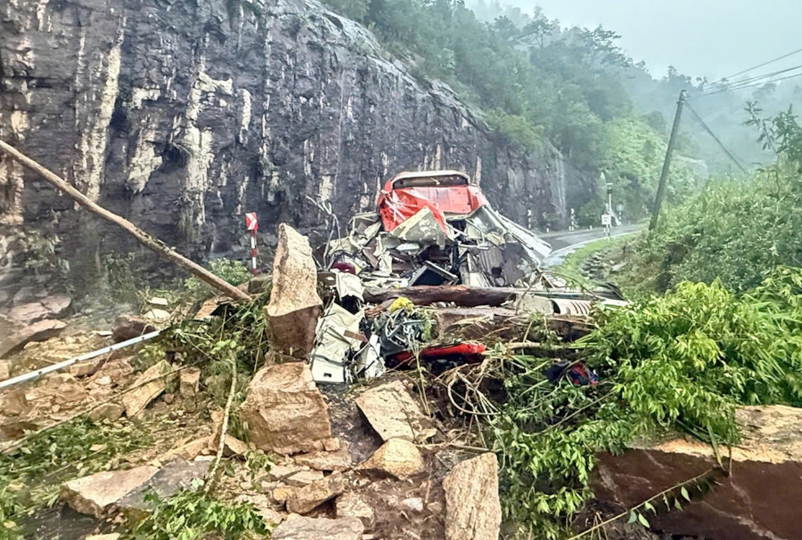 Hiện trường vụ sạt lở đèo Khánh Lê.