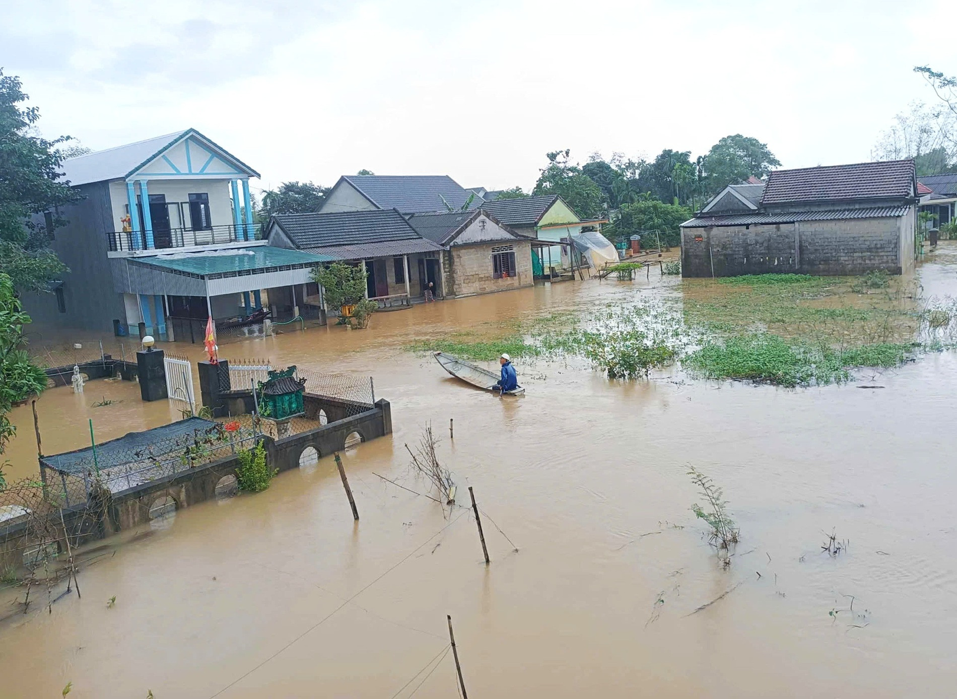 Nước lũ bủa vây thôn Xuân Tùy, xã Đan Điền (thành phố Huế) nằm ở hạ du sông Bồ