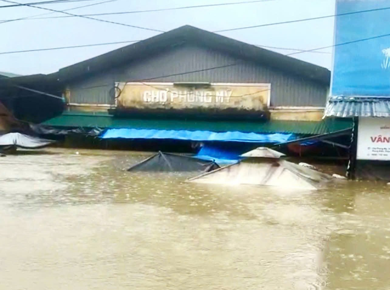 Chợ Phong Mỹ ngập rất sâu