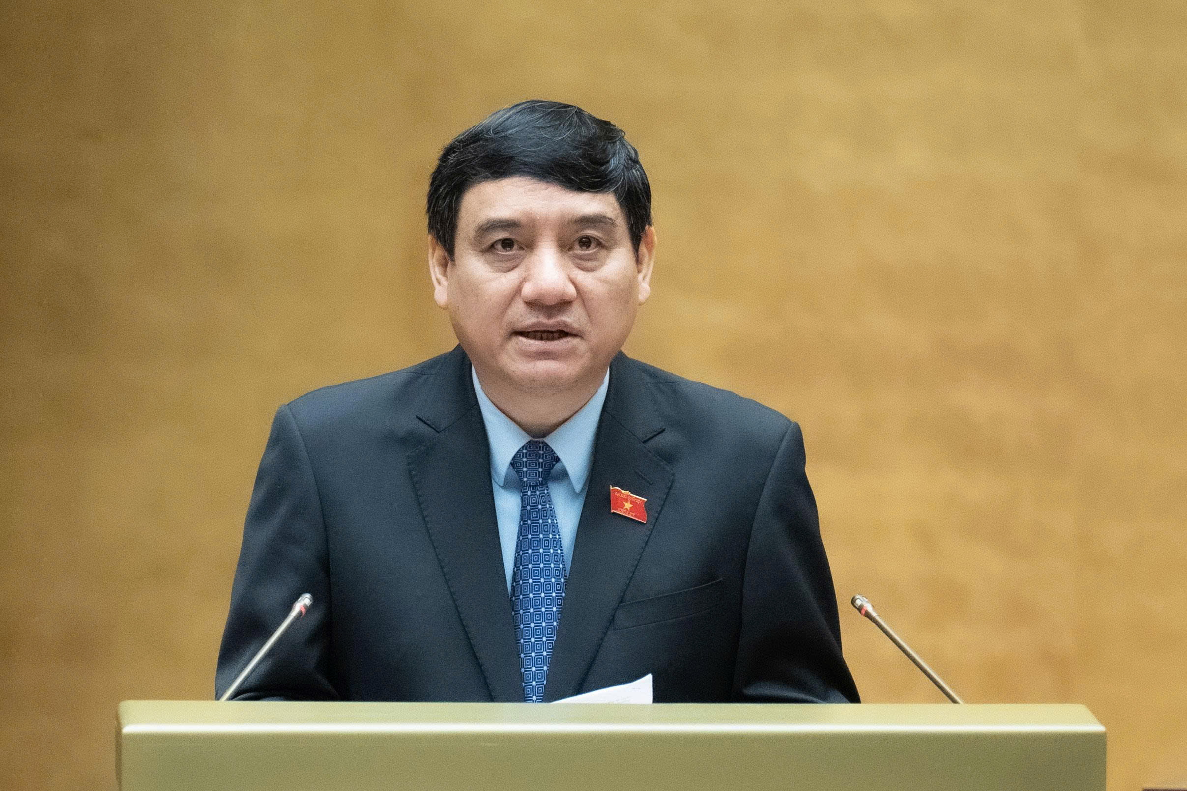  Chủ nhiệm Ủy ban Văn hóa và Xã hội của Quốc hội Nguyễn Đắc Vinh báo cáo thẩm tra dự thảo Nghị quyết trước Quốc hội. Ảnh: Quochoi.vn.