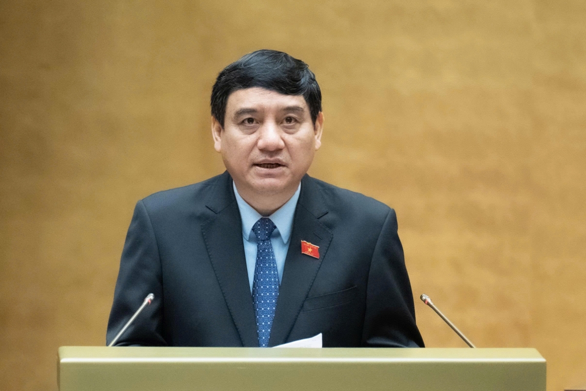 &nbsp;Chủ nhiệm Ủy ban Văn hóa và Xã hội của Quốc hội Nguyễn Đắc Vinh báo cáo thẩm tra dự thảo Nghị quyết trước Quốc hội. Ảnh: Quochoi.vn.