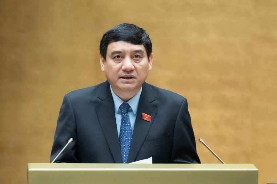  Chủ nhiệm Ủy ban Văn hóa và Xã hội của Quốc hội Nguyễn Đắc Vinh báo cáo thẩm tra dự thảo Nghị quyết trước Quốc hội. Ảnh: Quochoi.vn.