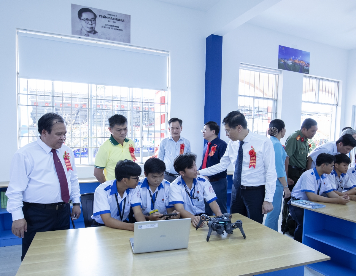 Các đại biểu tham quan giờ thực hành lập trình robot – một trong những nội dung trọng tâm của phòng học STEM do PVCFC tài trợ.