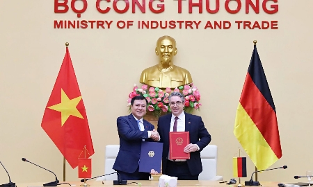 Thứ trưởng Nguyễn Sinh Nhật Tân và Quốc vụ khanh Nghị viện Stefan Rouenhoff đã ký Biên bản Khóa họp lần thứ 3 Ủy ban hỗn hợp về hợp tác kinh tế - thương mại Việt Nam - Đức.