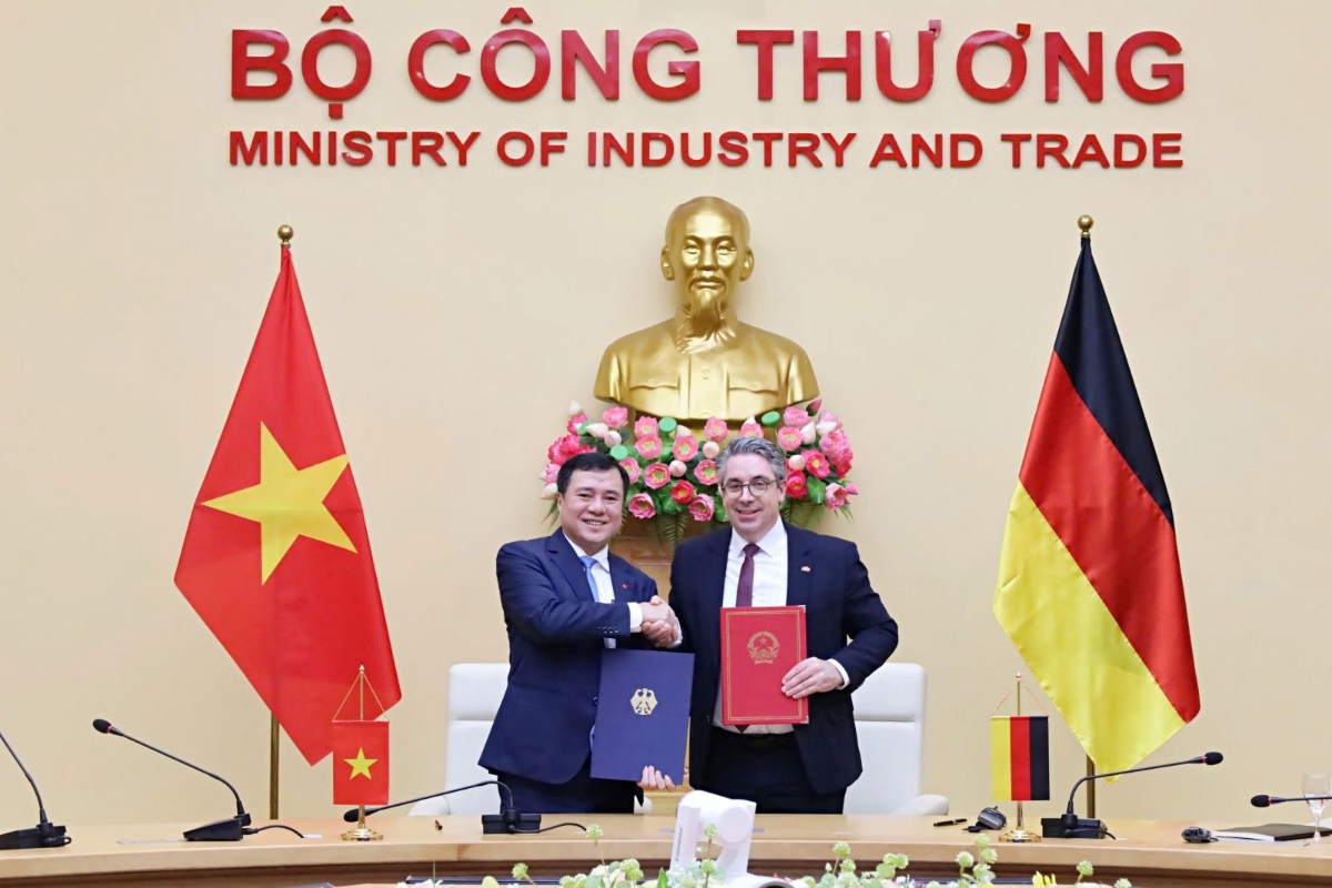 Thứ trưởng Nguyễn Sinh Nhật Tân và Quốc vụ khanh Nghị viện Stefan Rouenhoff đã ký Biên bản Khóa họp lần thứ 3 Ủy ban hỗn hợp về hợp tác kinh tế - thương mại Việt Nam - Đức.