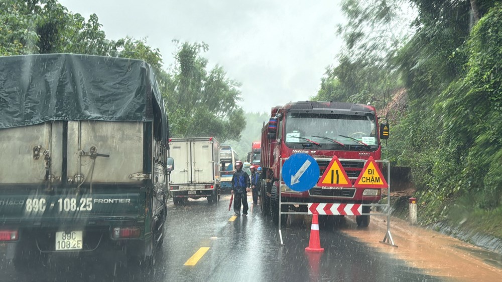 Mưa lớn trong những ngày vừa qua làm đất đá sạt lở trên tuyến đường QL9 Đông Hà - Cửa khẩu Lao Bảo