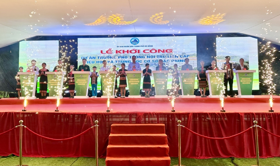 Nghi thức bấm nút tại lễ khởi công dự án xây dựng trường học (Ảnh: danang.gov.vn).