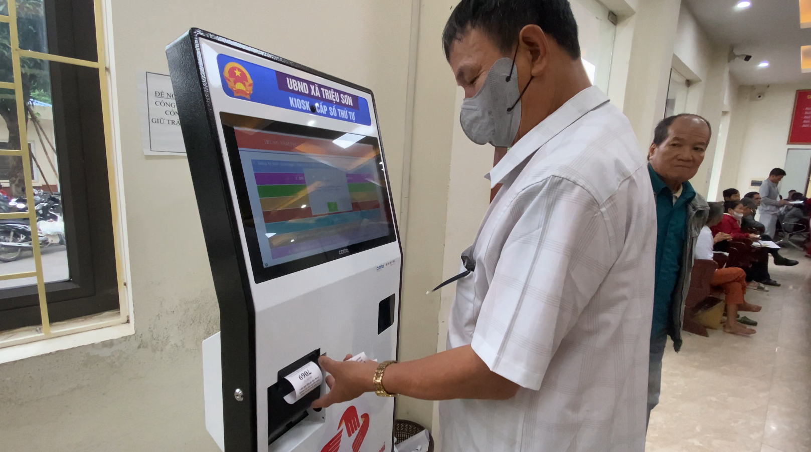 Nhờ ứng dụng các thiết bị thông minh, cán bộ giảm áp lực trả lời lặp lại nhiều lần mỗi ngày, còn người dân thì chủ động hơn và cảm thấy được hỗ trợ ngay từ những thao tác đầu tiên.
