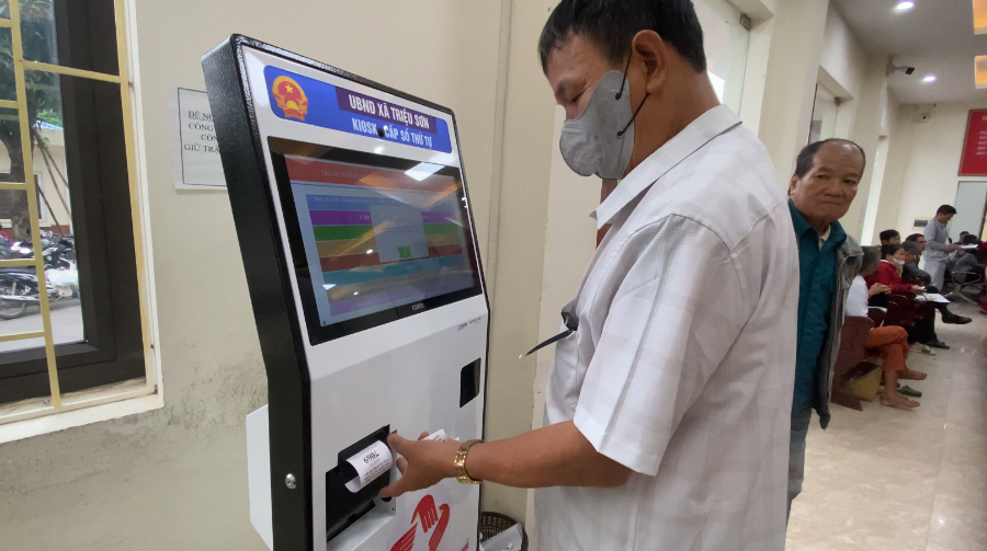 Nhờ ứng dụng các thiết bị thông minh, cán bộ giảm áp lực trả lời lặp lại nhiều lần mỗi ngày, còn người dân thì chủ động hơn và cảm thấy được hỗ trợ ngay từ những thao tác đầu tiên.