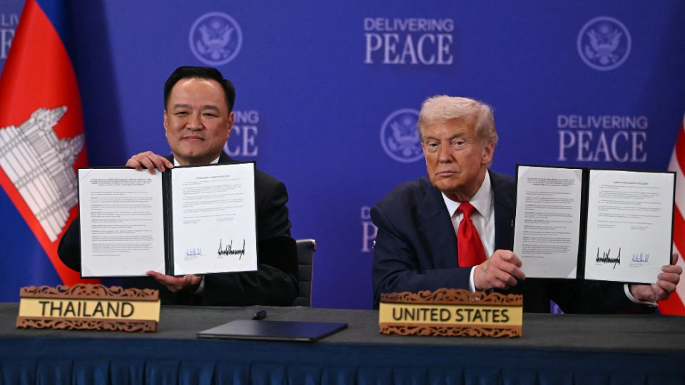 Tổng thống Mỹ Donald Trump (phải) và Thủ tướng Thái Lan Anutin Charnvirakul tại Kuala Lumpur, ngày 26/10/2025 - Ảnh: AFP