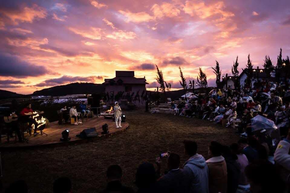 Mây hoàng hồn khiến cho các show âm nhạc tại Đà Lạt thêm lãng mạn.