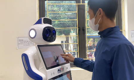 Thanh Hóa: Đưa vào vận hành robot hướng dẫn người dân làm thủ tục hành chính công