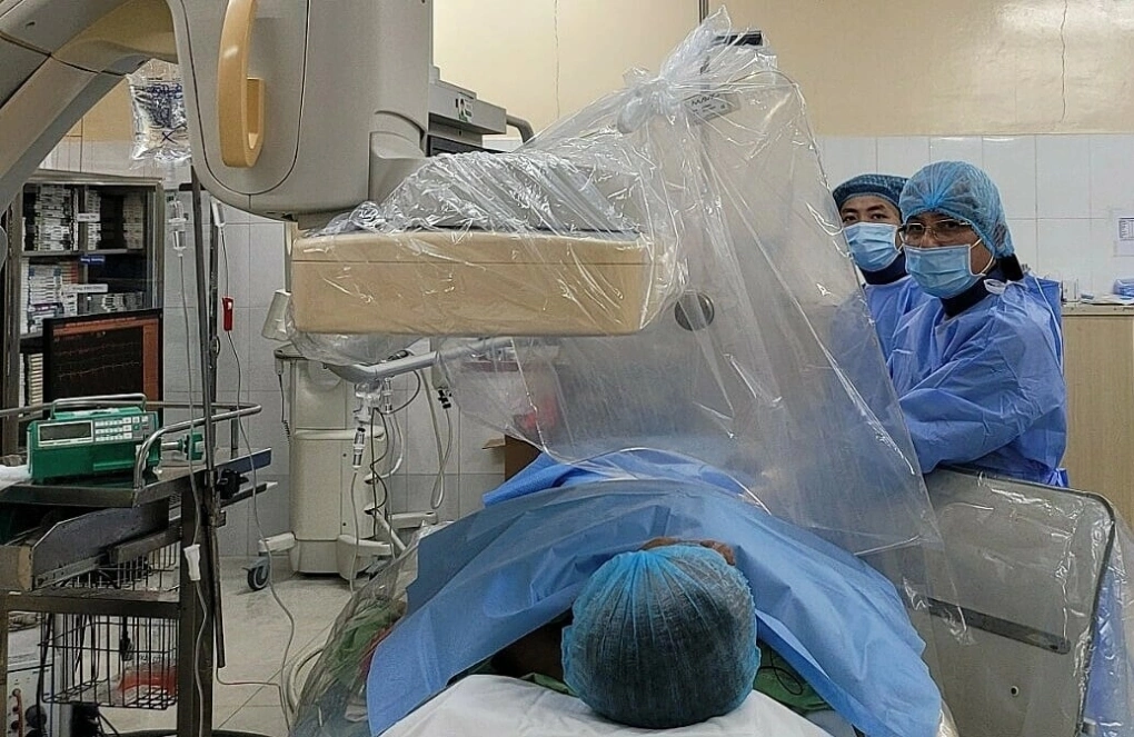 Các bác sĩ Bệnh viện Bạch Mai chụp chiếu đoạn tắc mạch của một bệnh nhân nhồi máu cơ tim.