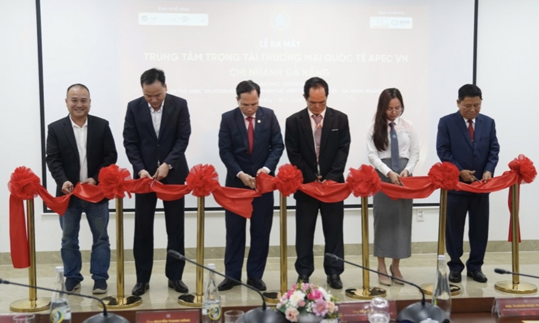 Thực hiện nghi thức ra mắt Trung tâm trọng tài thương mại Quốc tế APEC VN – Chi nhánh Đà Nẵng.