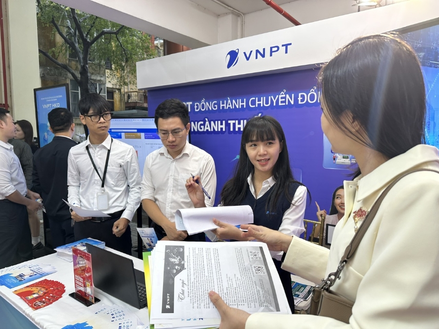 Nhân viên VNPT hướng dẫn hộ kinh doanh sử dụng VNPT HKD tại Hà Nội.