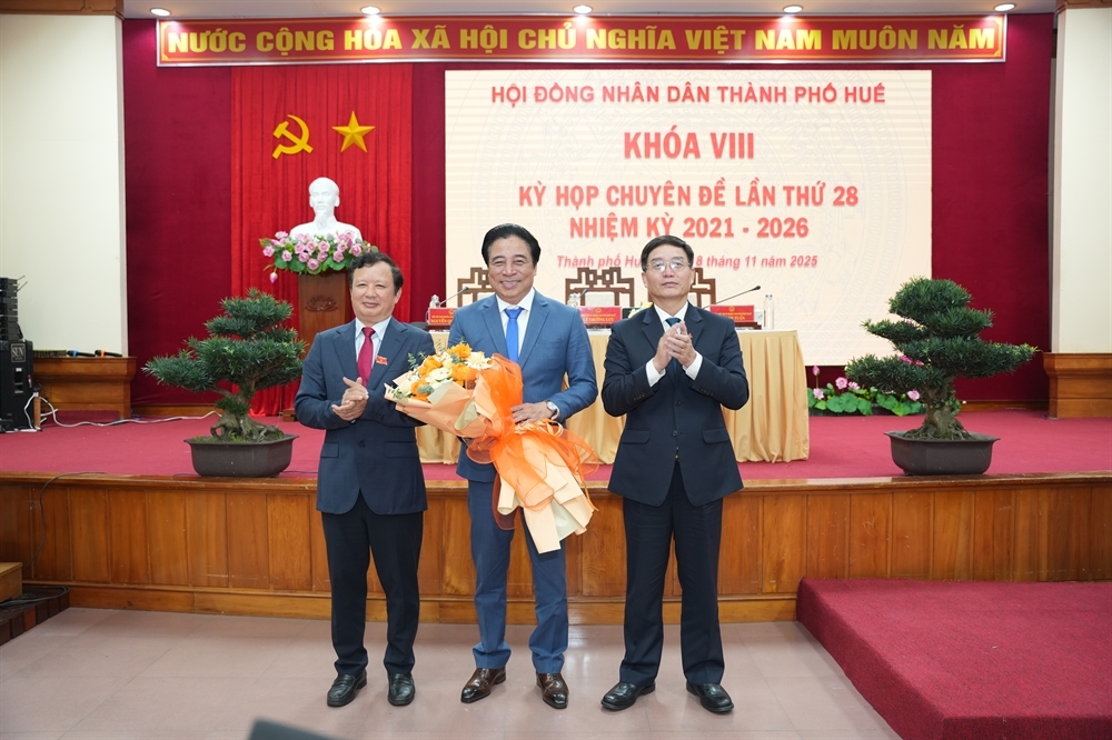 Ông Nguyễn Khắc Toàn nhận hoa chúc mừng