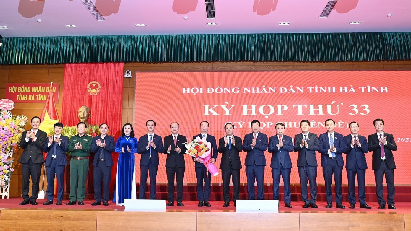 Ban Thường vụ Tỉnh ủy Hà Tĩnh tặng hoa chúc mừng tân Chủ tịch UBND tỉnh Hà Tĩnh Phan Thiên Định.