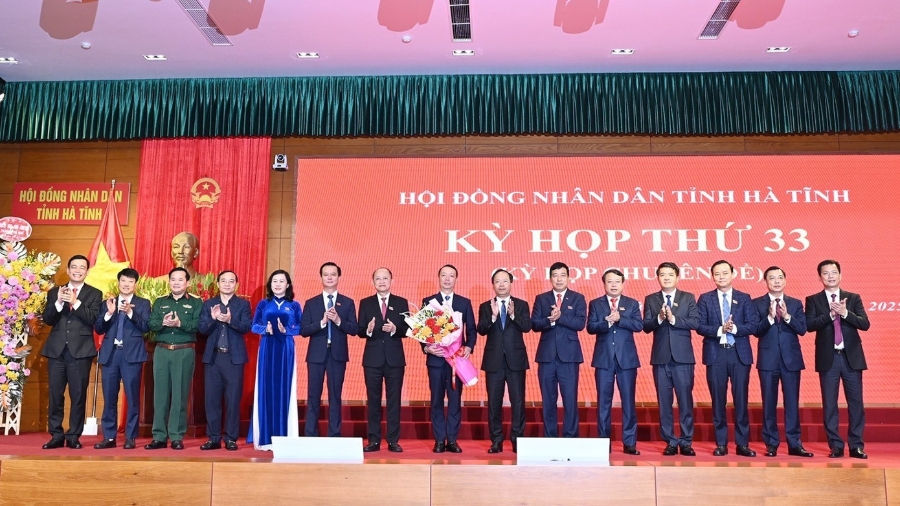 Ban Thường vụ Tỉnh ủy Hà Tĩnh tặng hoa chúc mừng tân Chủ tịch UBND tỉnh Hà Tĩnh Phan Thiên Định.